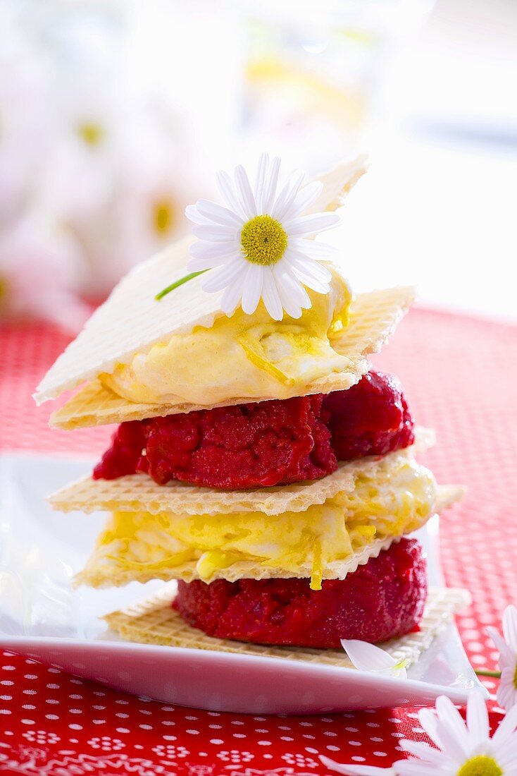 Turm aus Waffeln, Vanilleeis und Erdbeersorbet