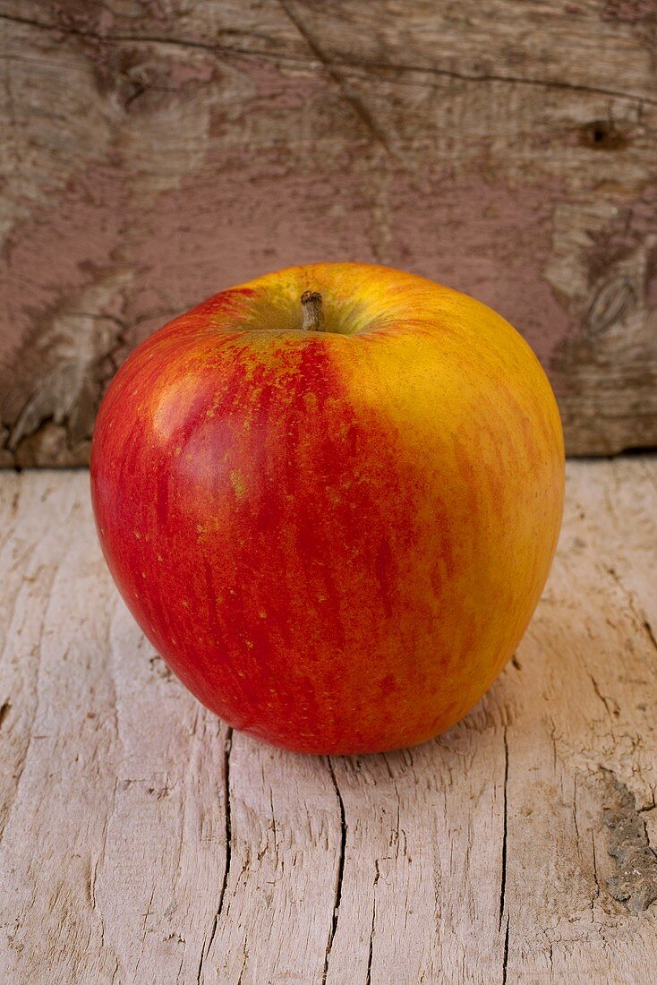 Ein Apfel auf Holzuntergrund