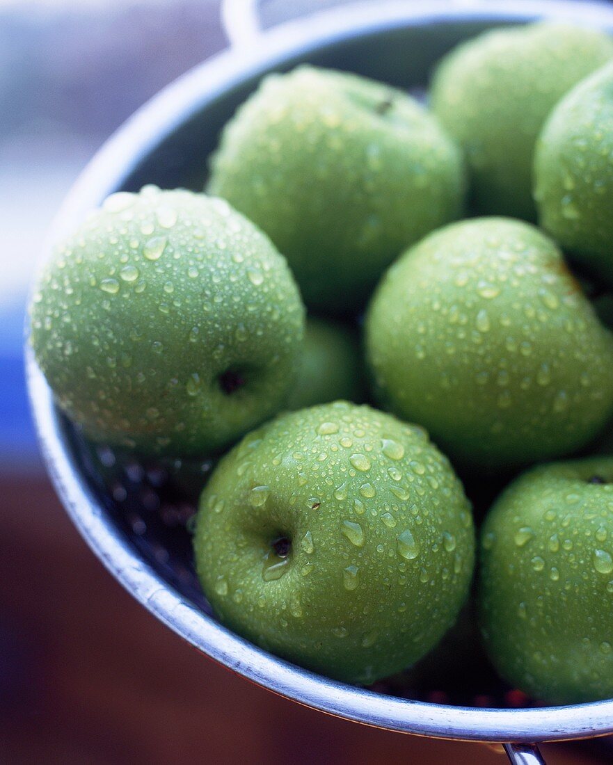 Granny Smith Äpfel im Abtropfsieb