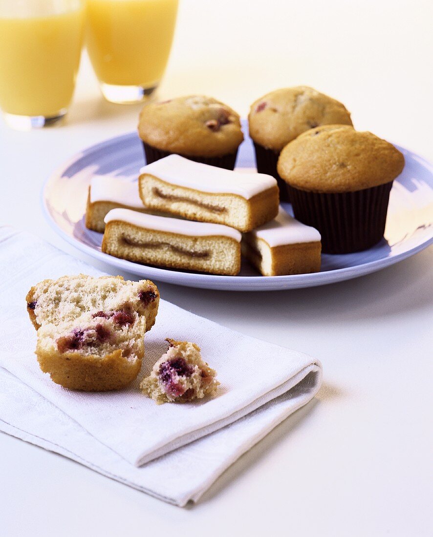 Muffins and fig slices