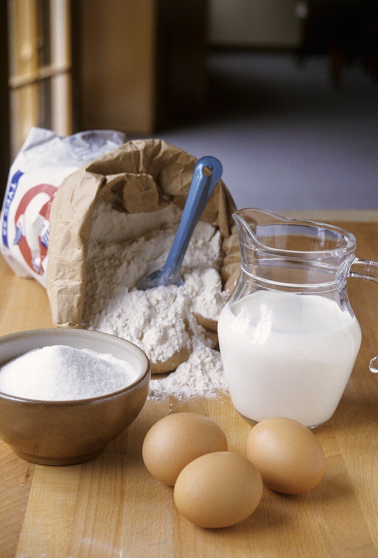 Zutaten für Pfannkuchen (Eier, Zucker, Milch und Mehl)