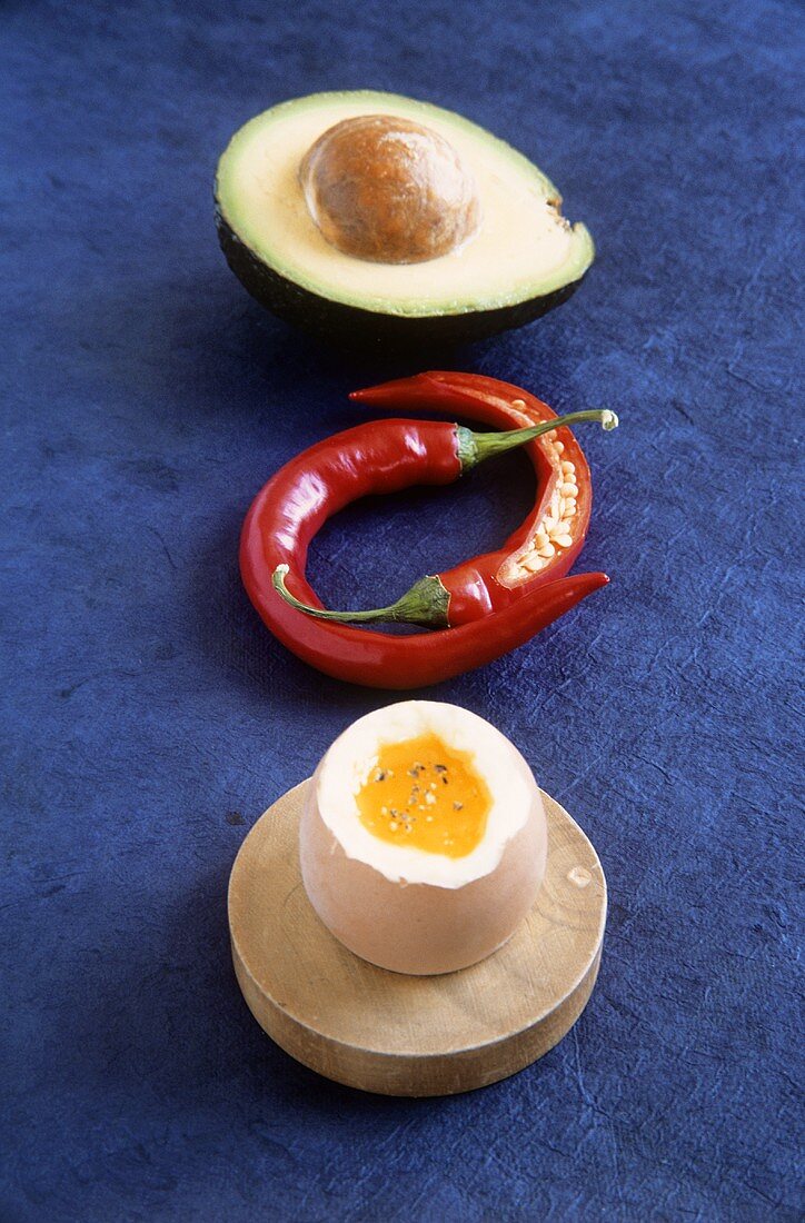 Zutaten der Ayurveda-Küche: Ei, Chilischote, Avocado