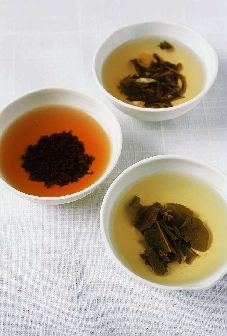 Drei Schälchen mit verschiedenen Teesorten