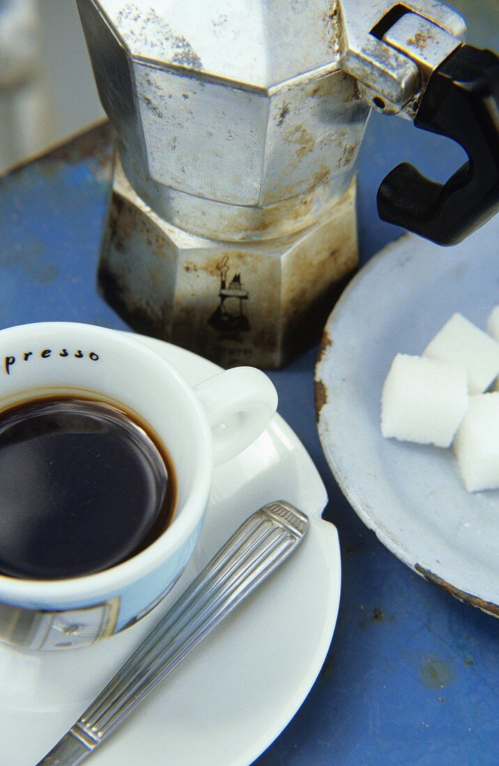 Eine Tasse Espresso, Würfelzucker und Espressokanne