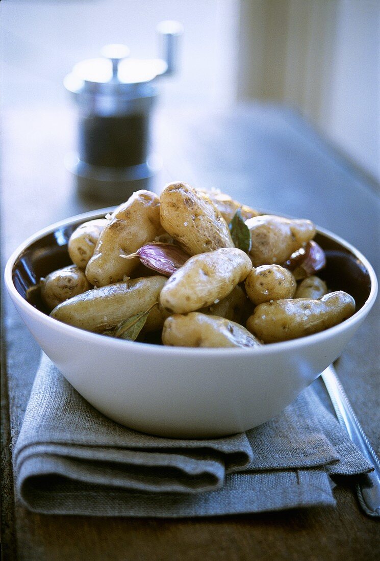 Kartoffeln mit Knoblauch und Lorbeerblättern