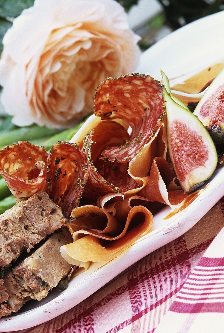 Tasty sausage platter with figs and bread