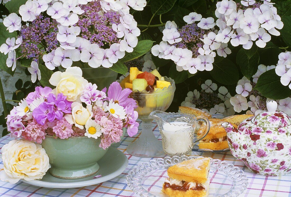 Biskuitkuchen mit Obst und Fruchtsalat zum Tee