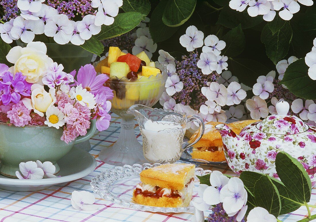 Biskuitkuchen mit Obst und Fruchtsalat zum Tee