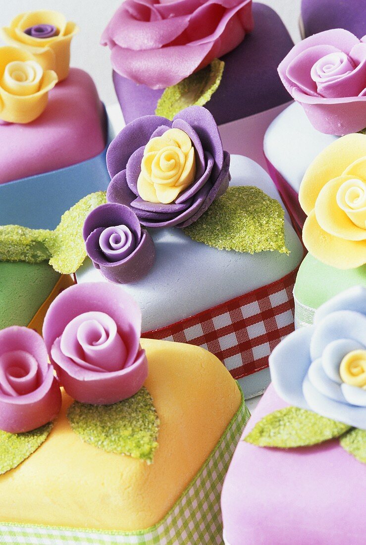 Marzipan cakes with sugar flowers