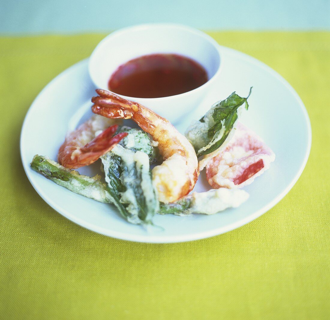 Tempura mit Gemüse und Scampi, dazu scharfe Sauce