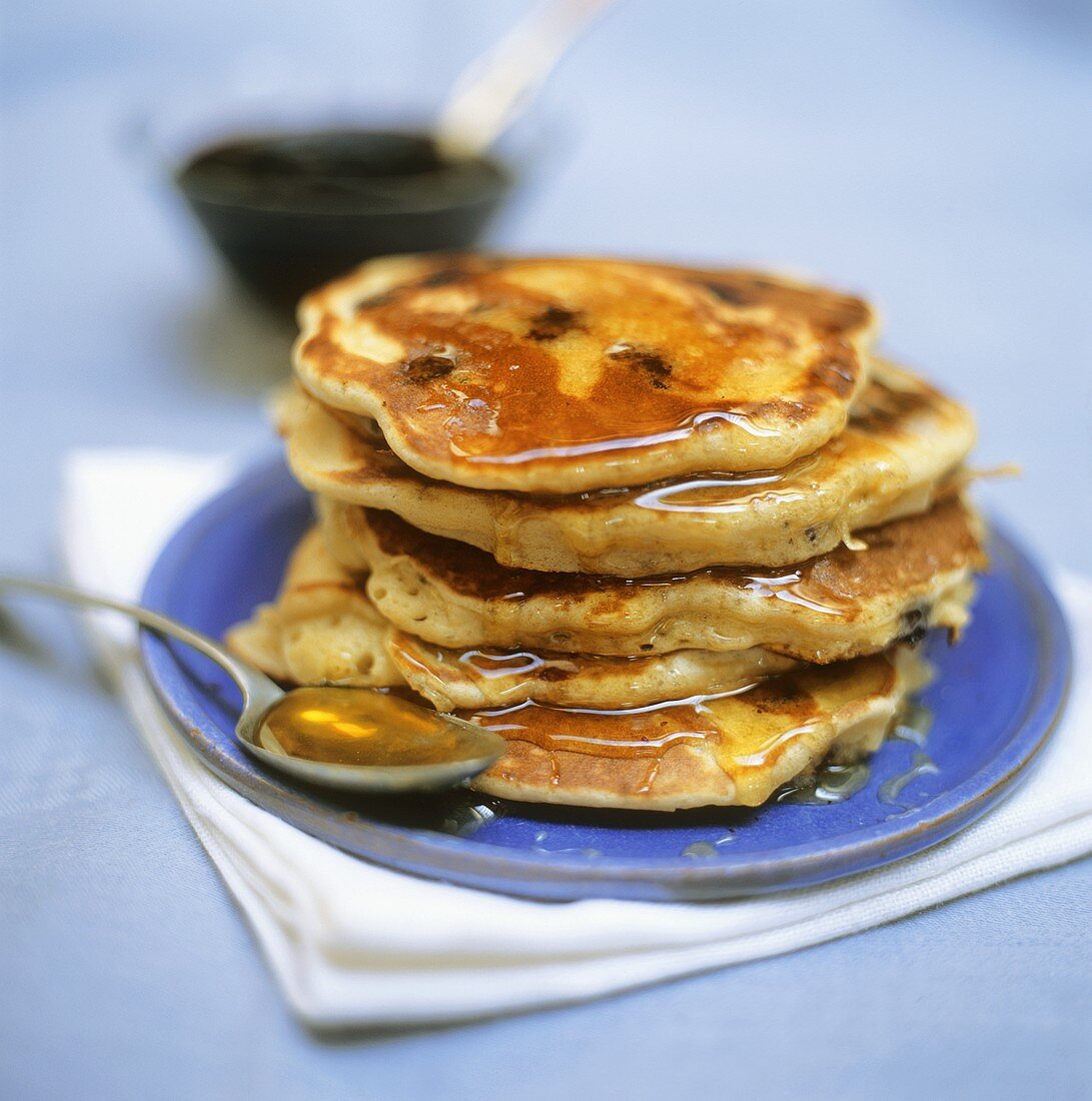 Pancakes mit Blaubeeren und Ahornsirup