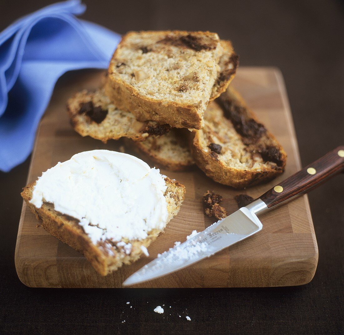 Walnuss-Schokoladen-Brot mit Ziegenfrischkäse