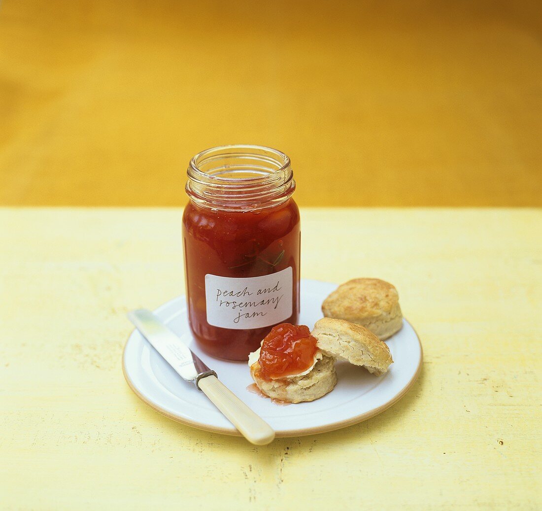 Scone mit Pfirsich-Rosmarin-Marmelade