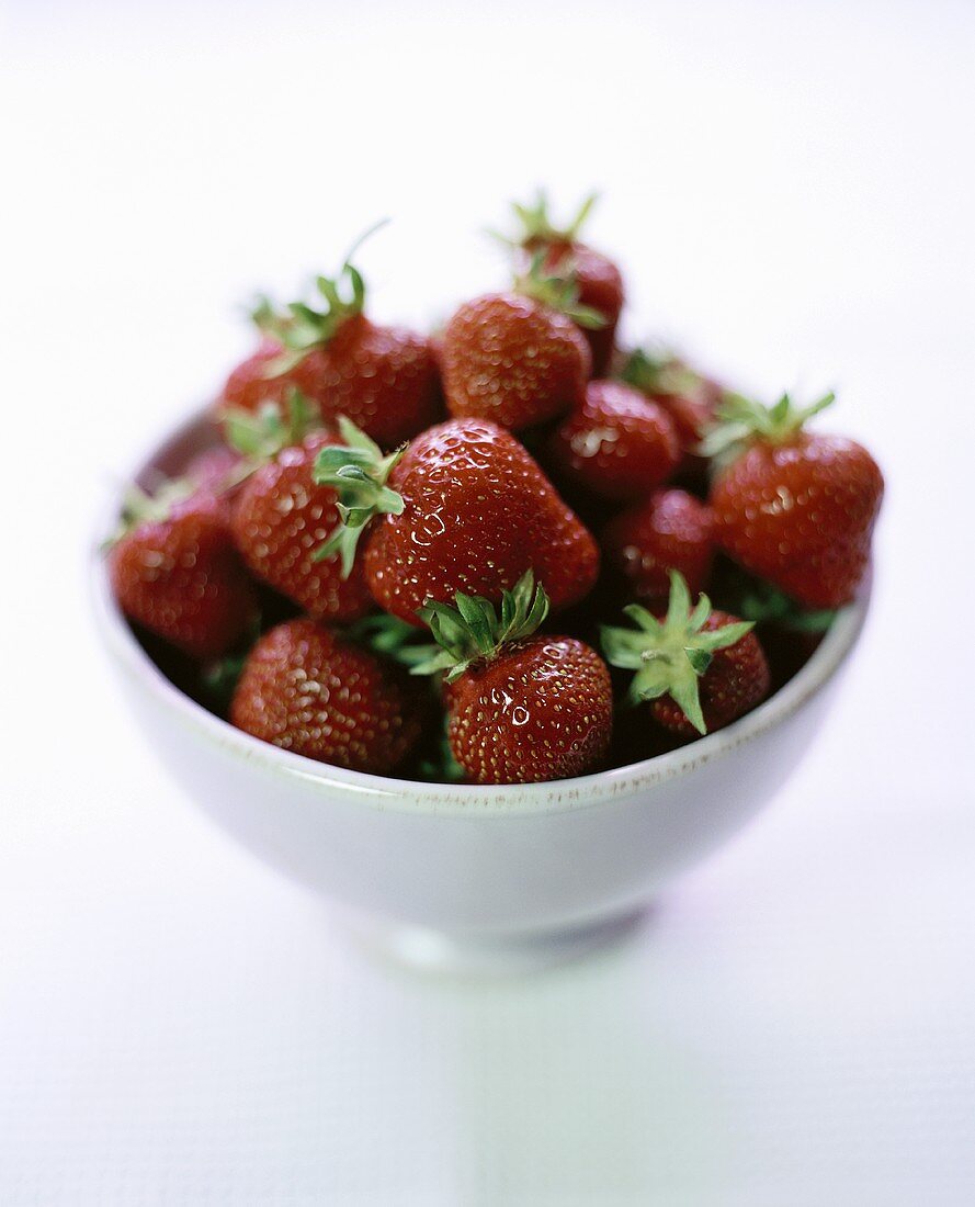 Eine Schale mit frischen Erdbeeren