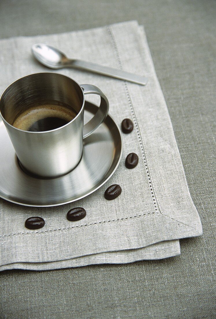 Kaffeetasse und Kaffeebohnen