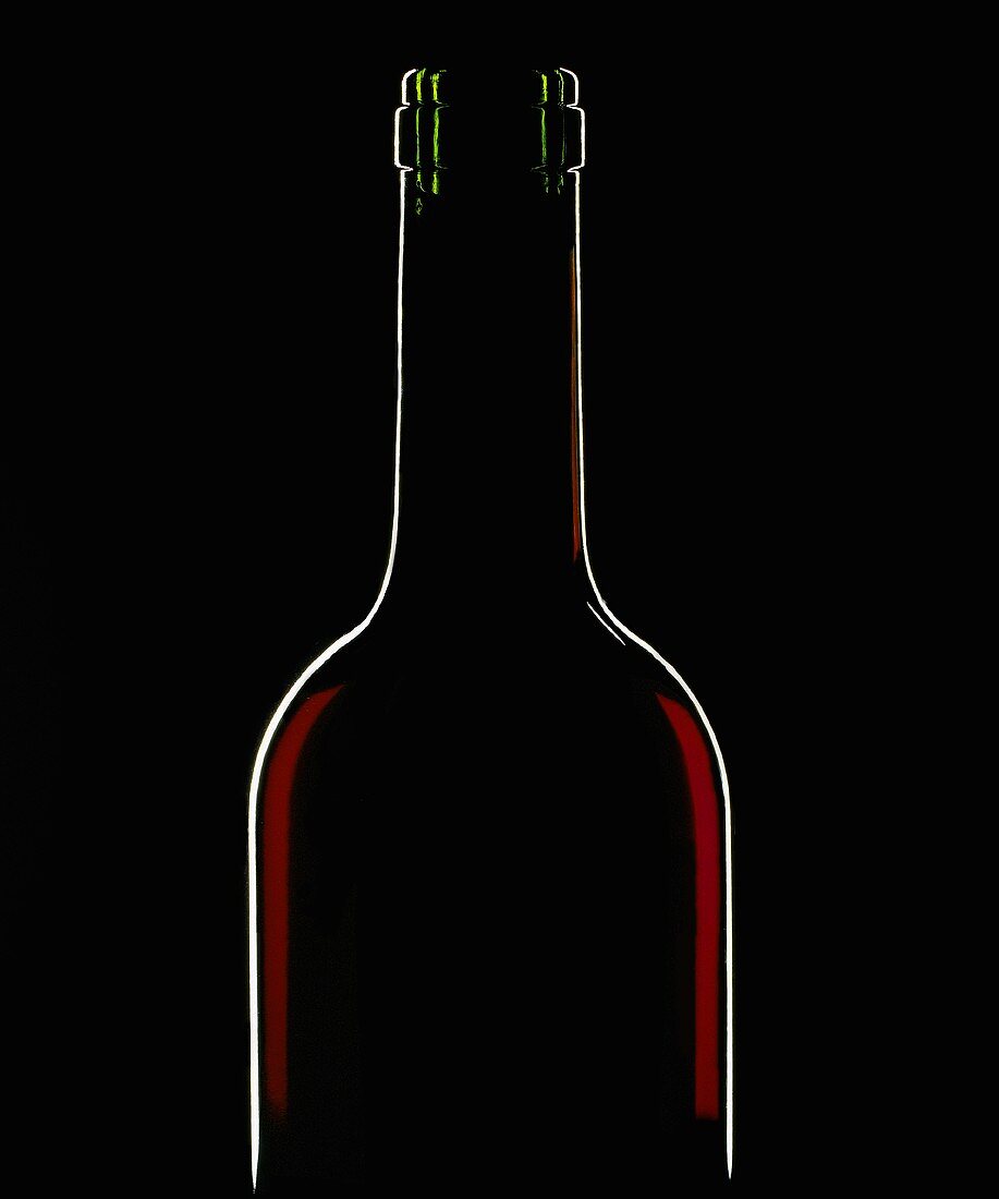 Eine Rotweinflasche vor schwarzem Hintergrund