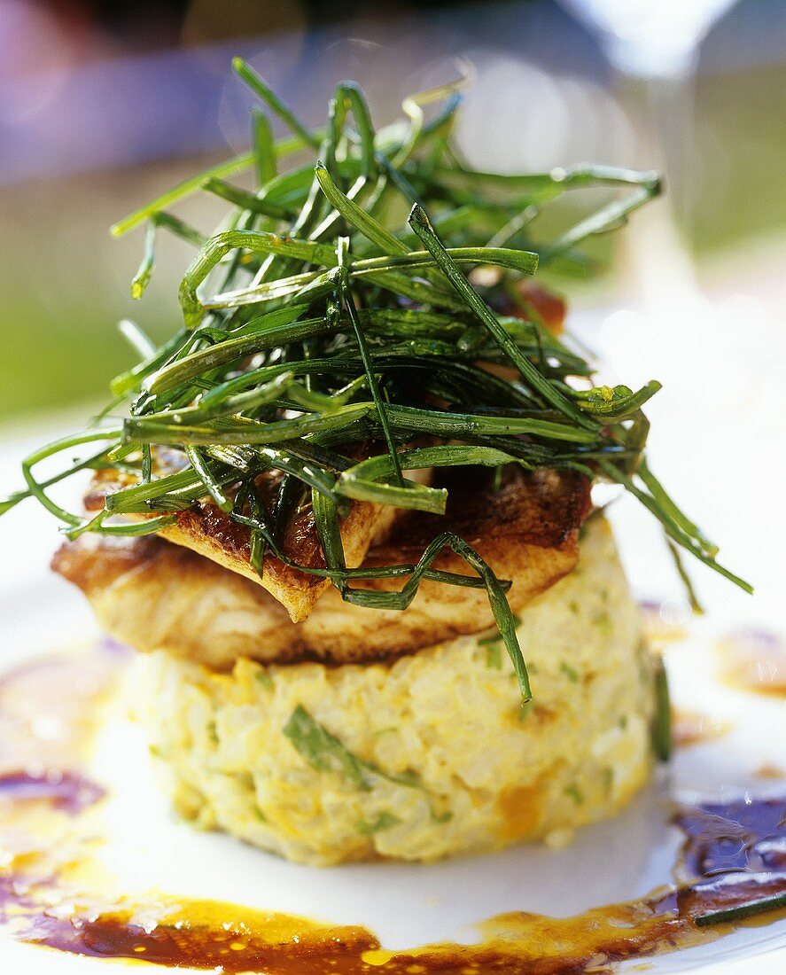 Gebratene Fischfilets mit Schnittlauch auf Gemüsetörtchen