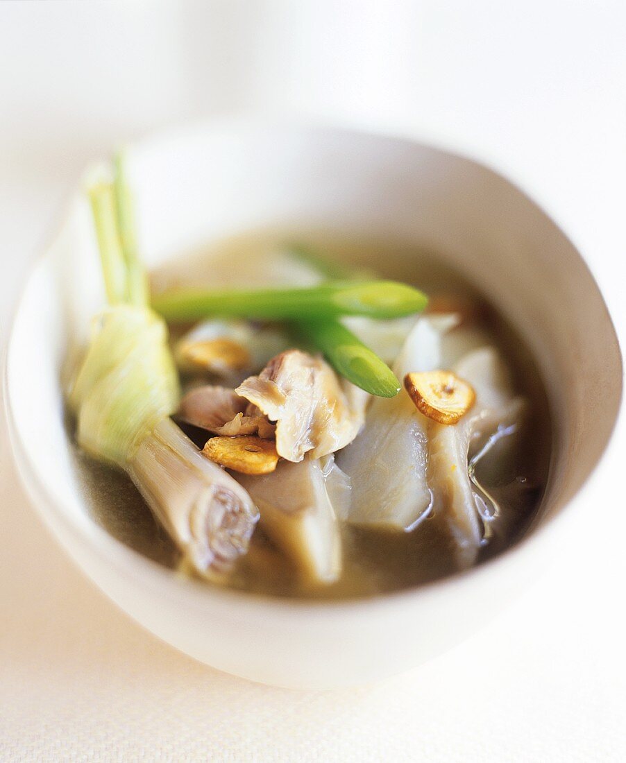 Chicken broth with spring onions, oyster mushrooms & garlic