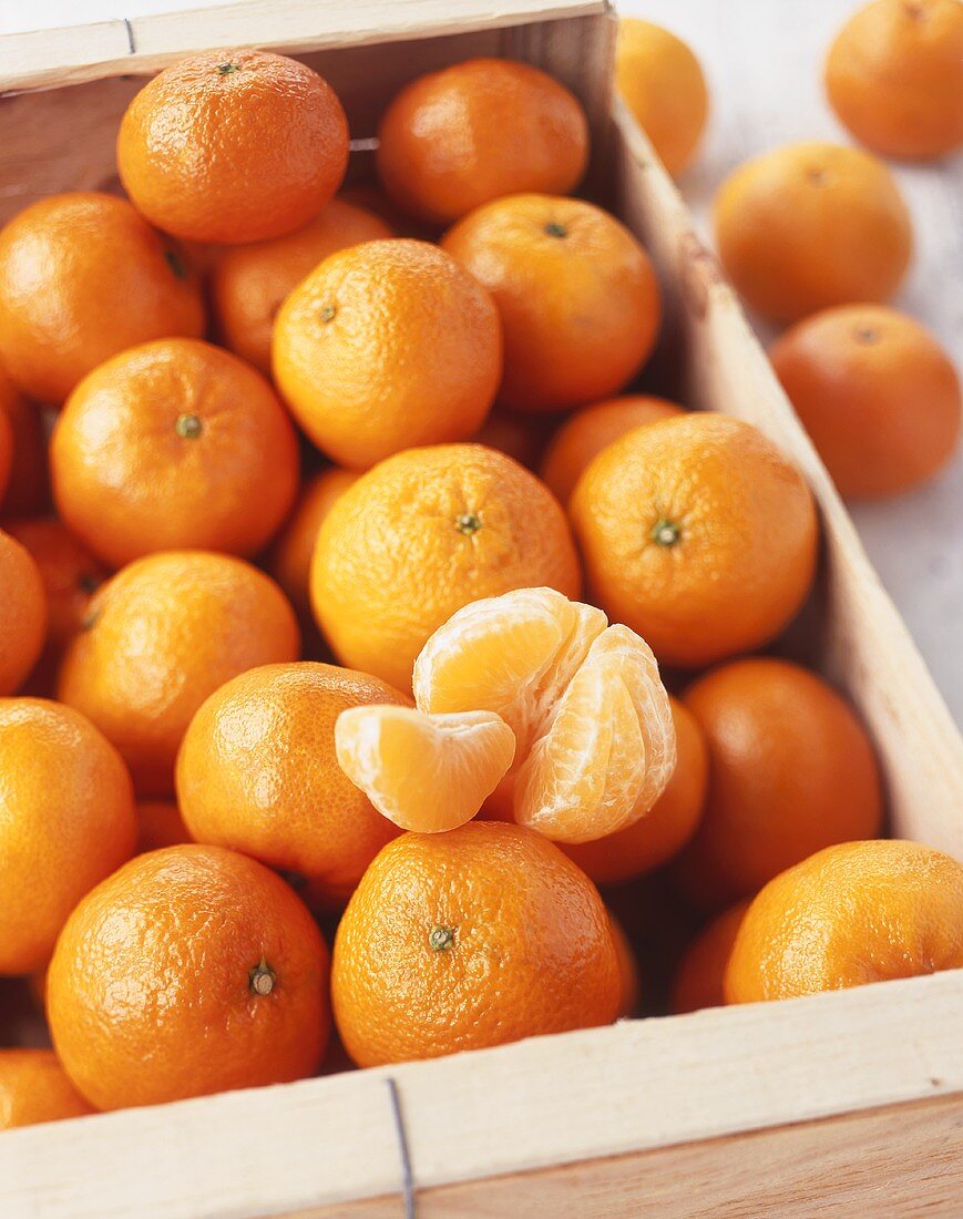 Mandarinen der Sorte Satsuma in einer Steige