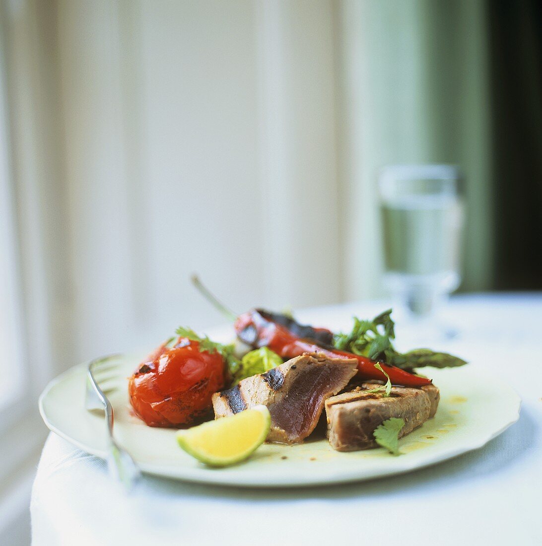 Grilled tuna with vegetables