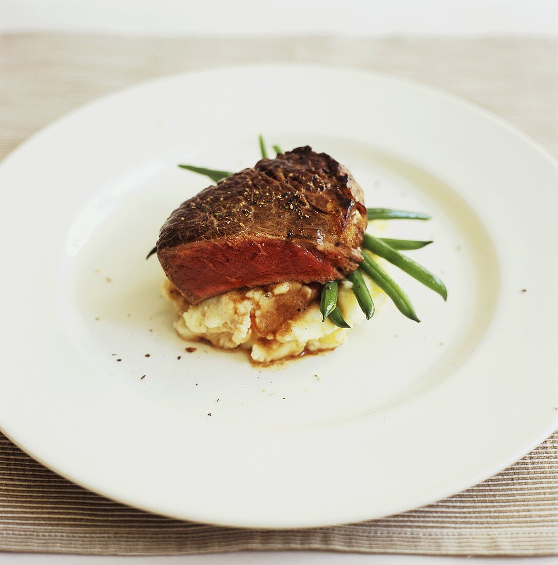 Rindersteak auf Kartoffelpüree mit grünen Bohnen