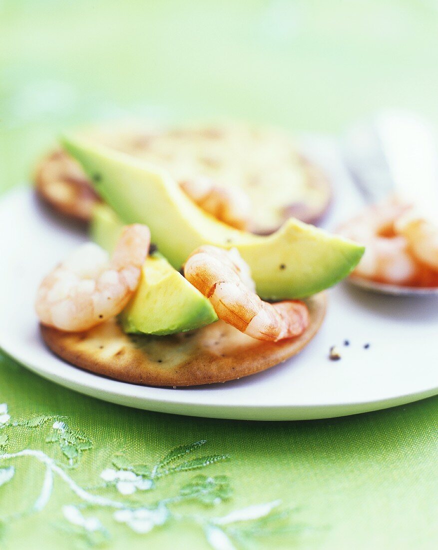 Cracker mit Shrimps und Avocado