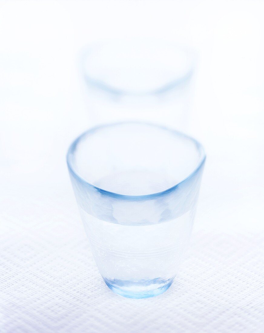 Zwei Gläser mit Wasser