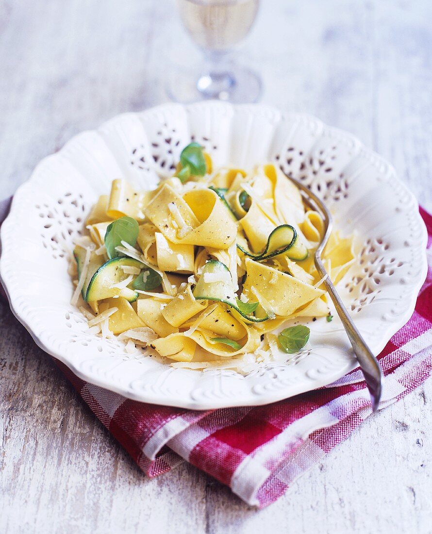 Bandnudeln mit Zucchini, Parmesan und Basilikum