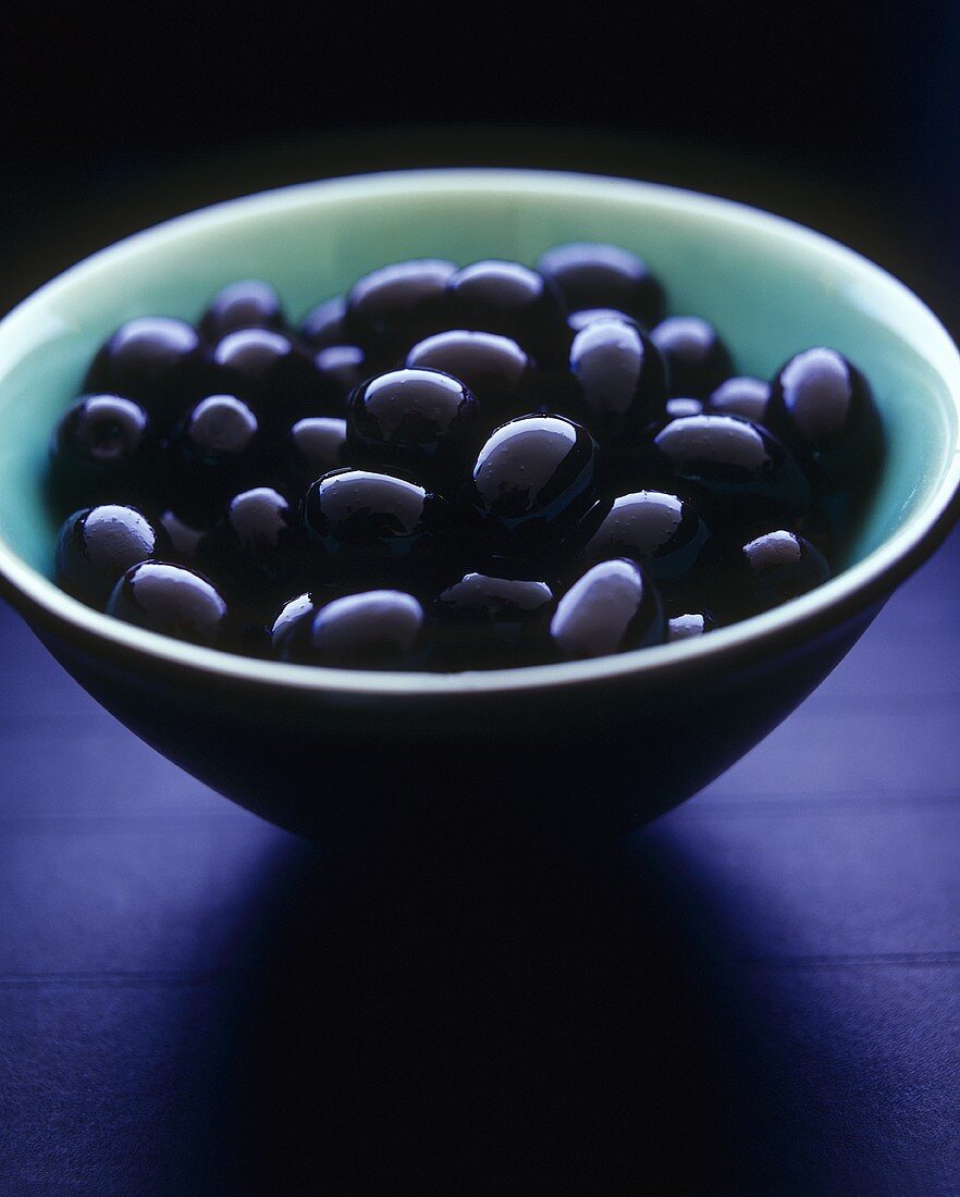 Schale mit schwarzen Oliven
