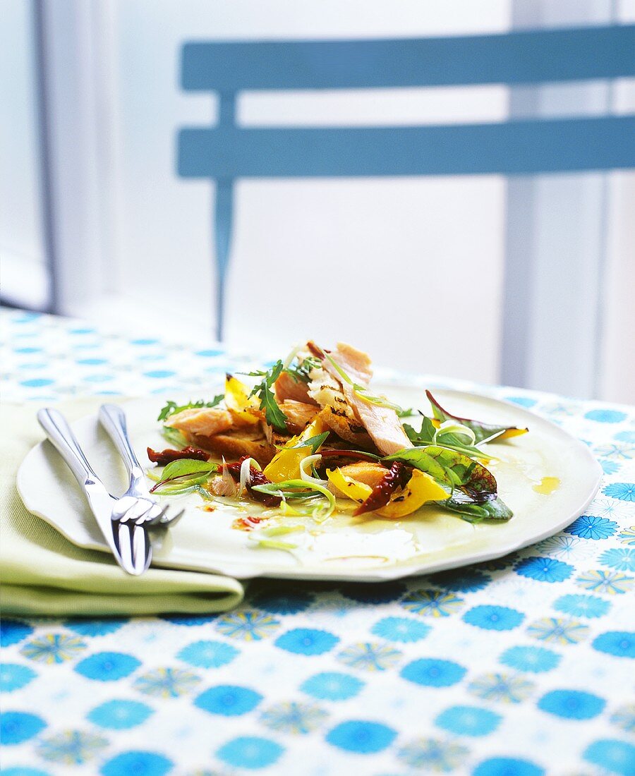 Gemischter Salat mit Räuchermakrele & gegrilltem Baguette