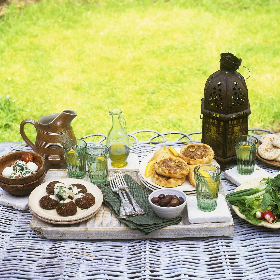 Picknick mit pikanten Gerichten( Käse, Falafel, Tarteletts)