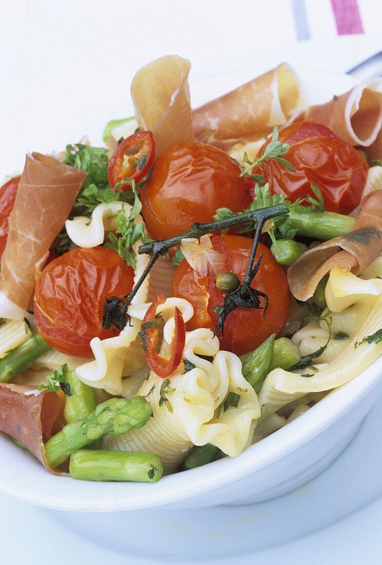 Pasta salad with Parma ham, asparagus and tomatoes