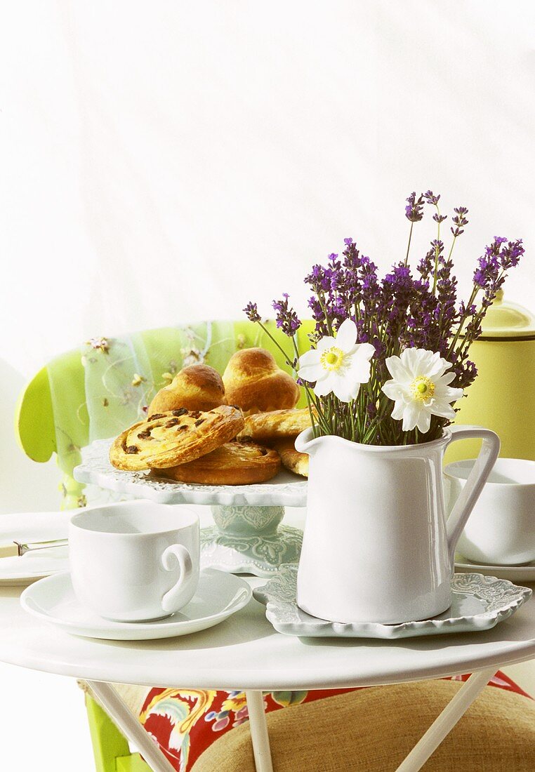 Frühstückstisch mit Lavendel in der Vase