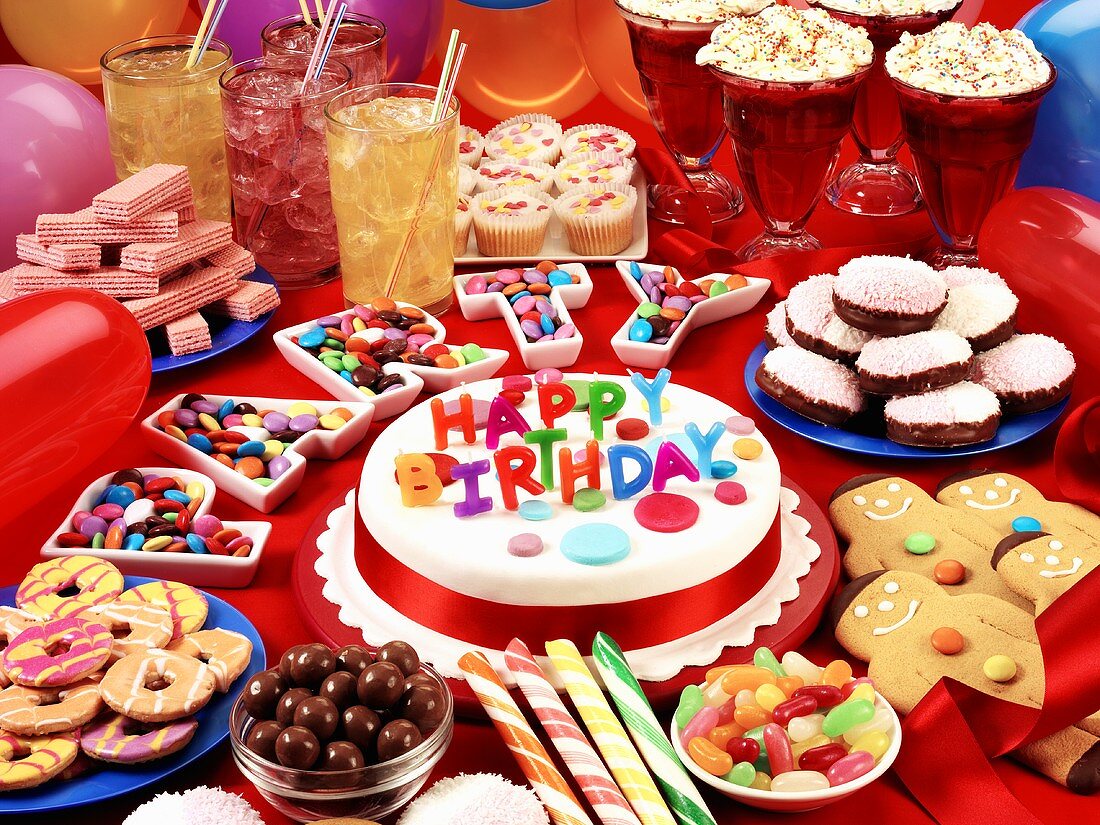 Geburtstagstorte, Süssigkeiten etc. auf Partybuffet