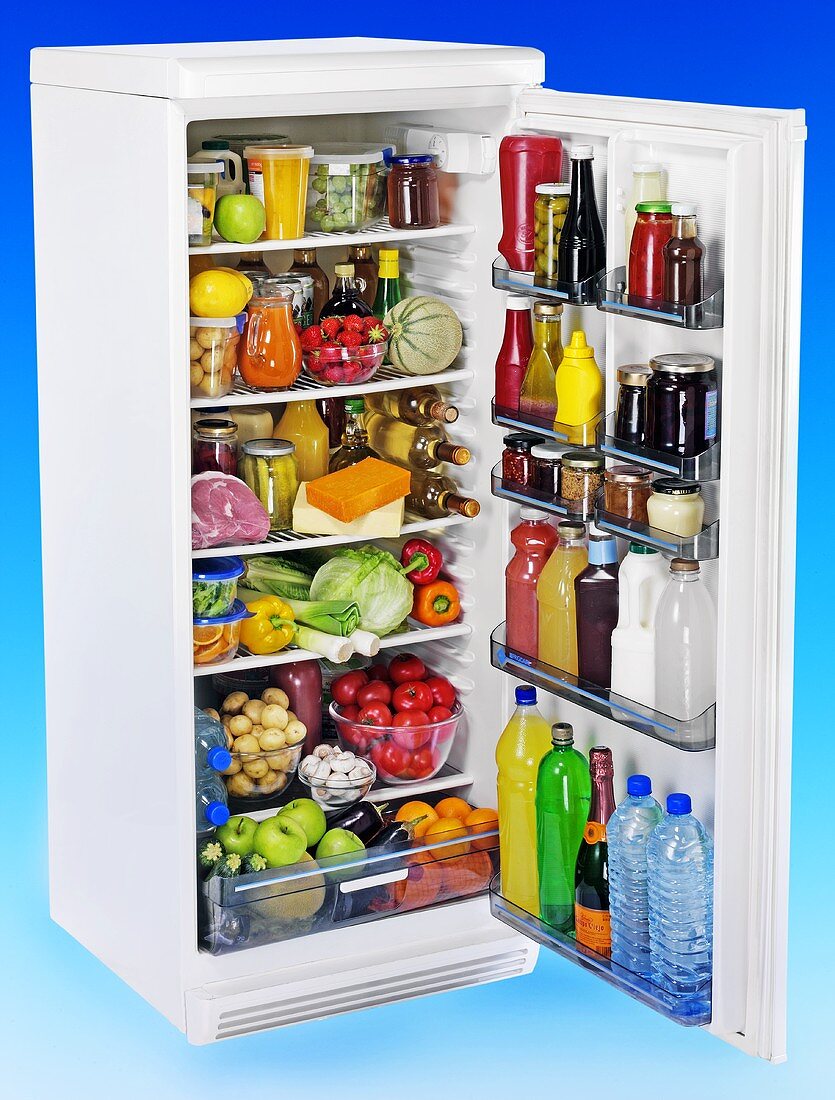 Hoher Kühlschrank voll mit Lebensmitteln