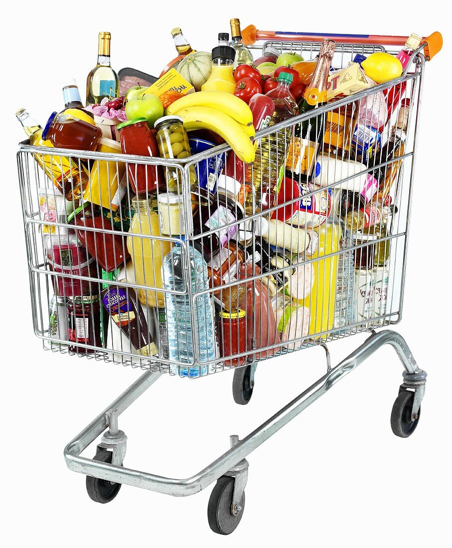 Einkaufswagen voll mit Lebensmitteln und Getränken
