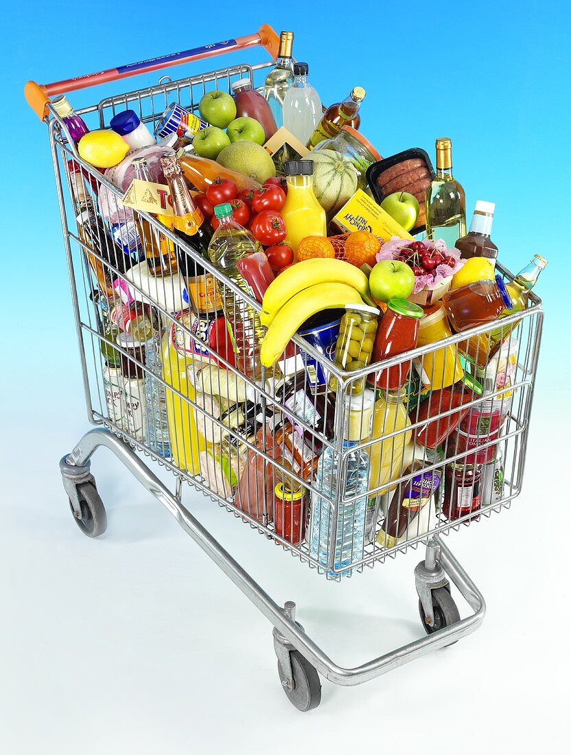 Einkaufswagen gefüllt mit Lebensmitteln und Getränken