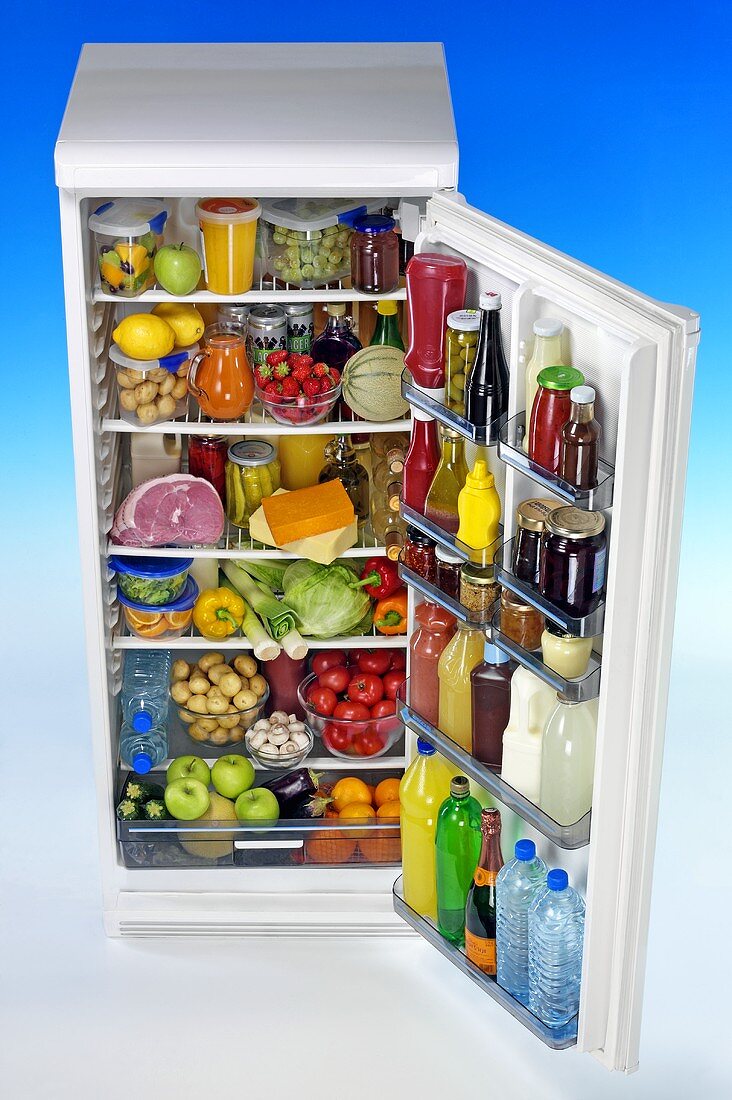 Ein hoher Kühlschrank voller Lebensmittel