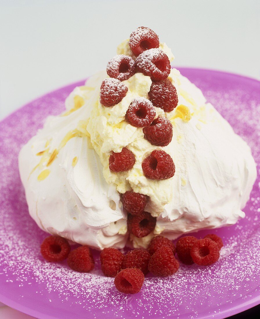 Meringue (Baiser) mit Schlagsahne und Himbeeren