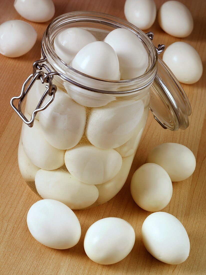 Eingelegte Eier in einem Einmachglas