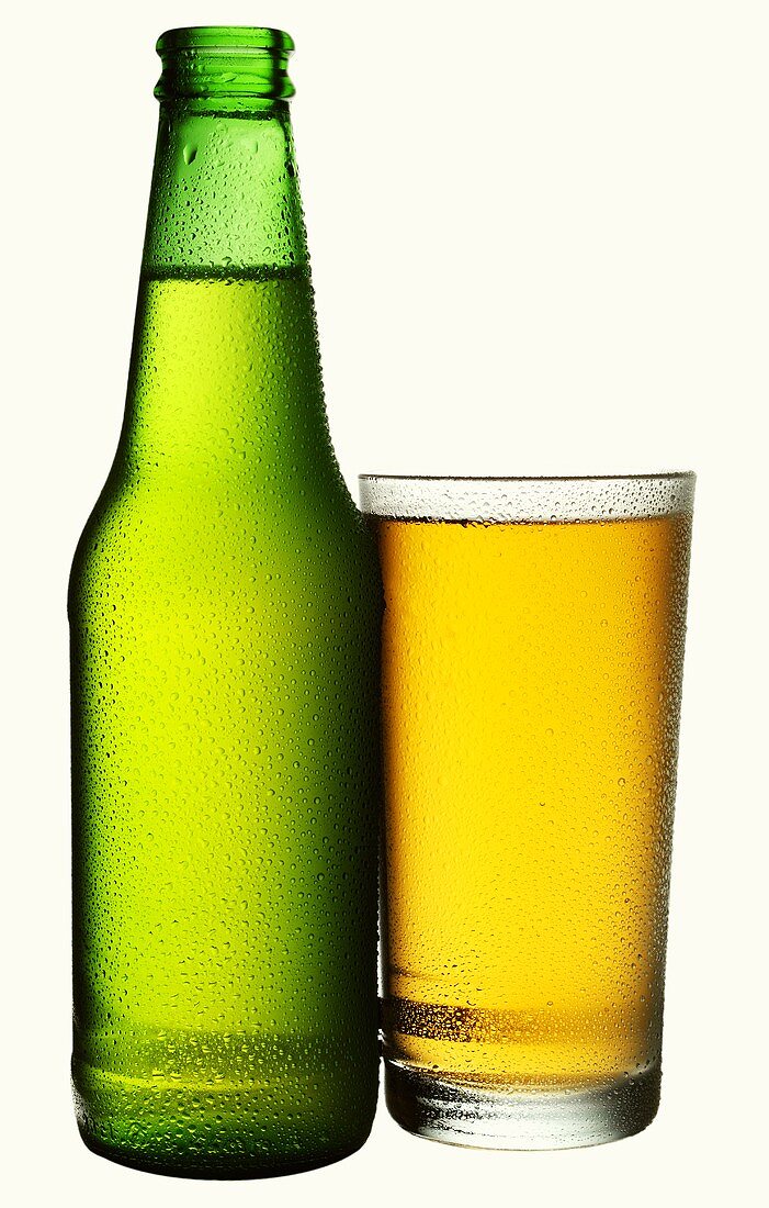 Bier in grüner Flasche und im Glas