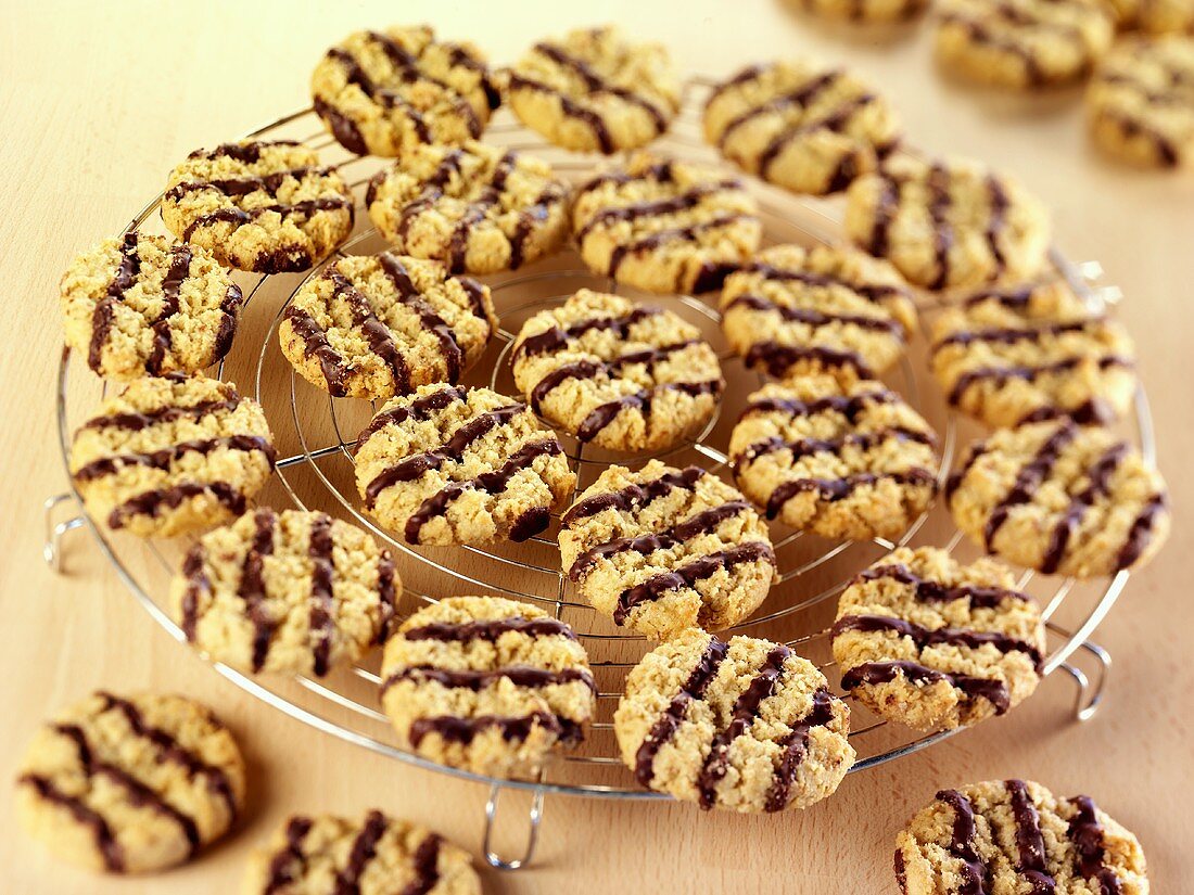 Gille havre med choklad (Biscuits decorated with chocolate, Sweden)