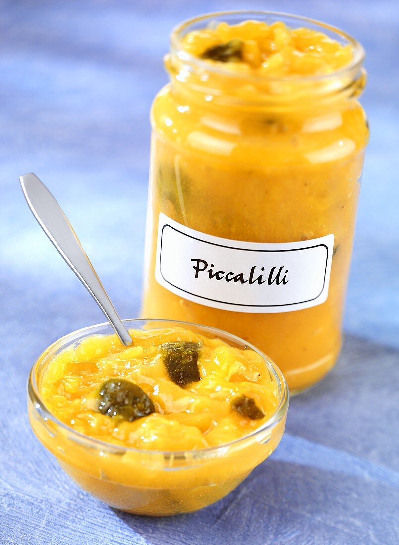Piccalilli (eingelegtes Senfgemüse) im Glas und Schälchen