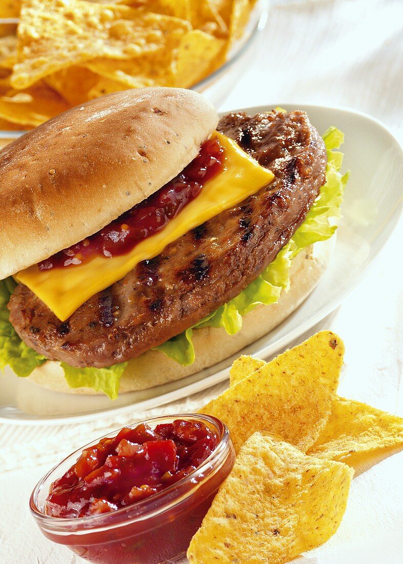 Mexiko-Burger und Nachos mit scharfer Sauce