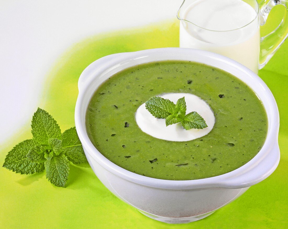 Green pea soup with cream and mint
