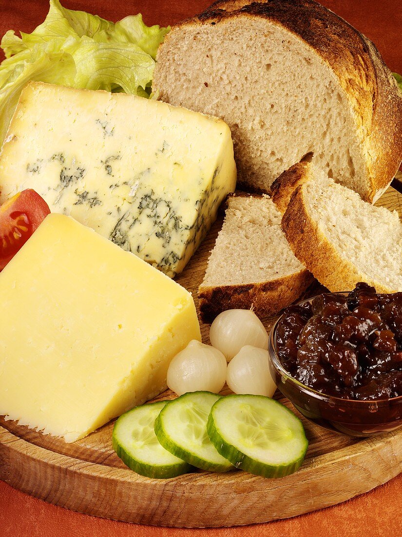 Ploughman's lunch (Cheese, pickles, chutney and bread)