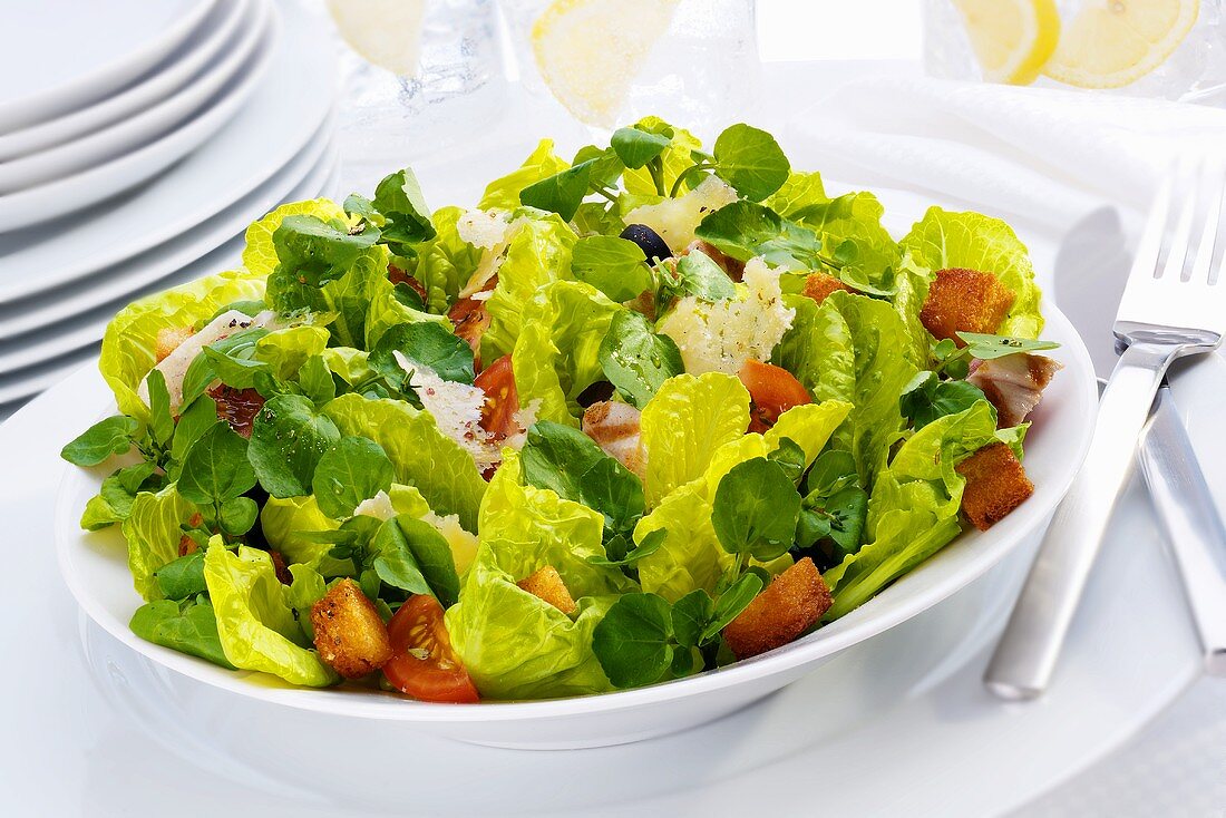 Mixed salad with tomatoes, Parmesan and croutons