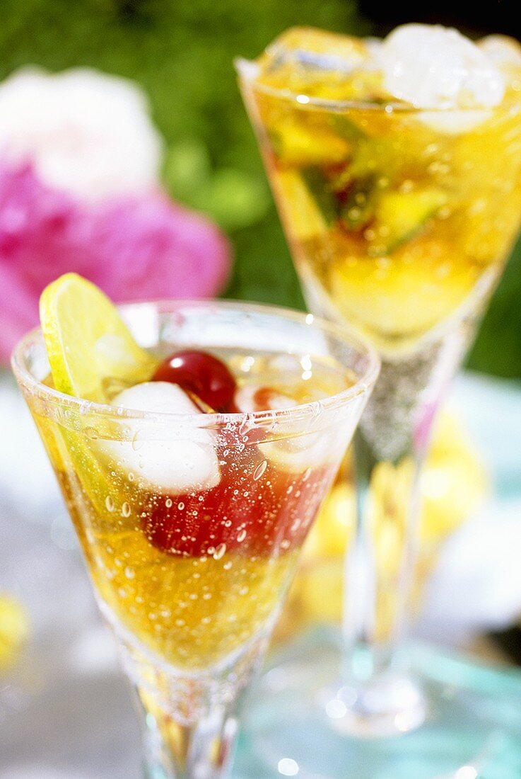 Zwei Gläser Pimms Cocktail (Mixspirituose mit Früchten)