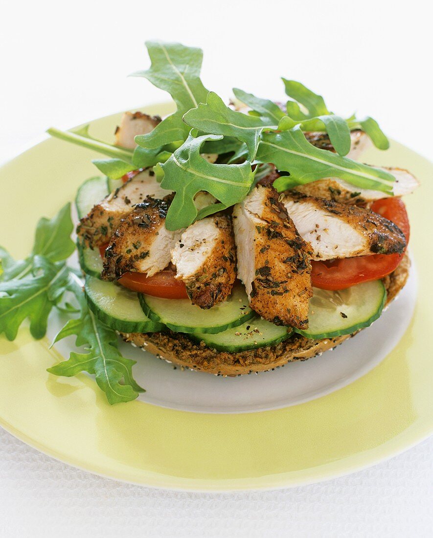 Vollkornbagel mit Pesto-Hähnchen, Gurken und Rucola