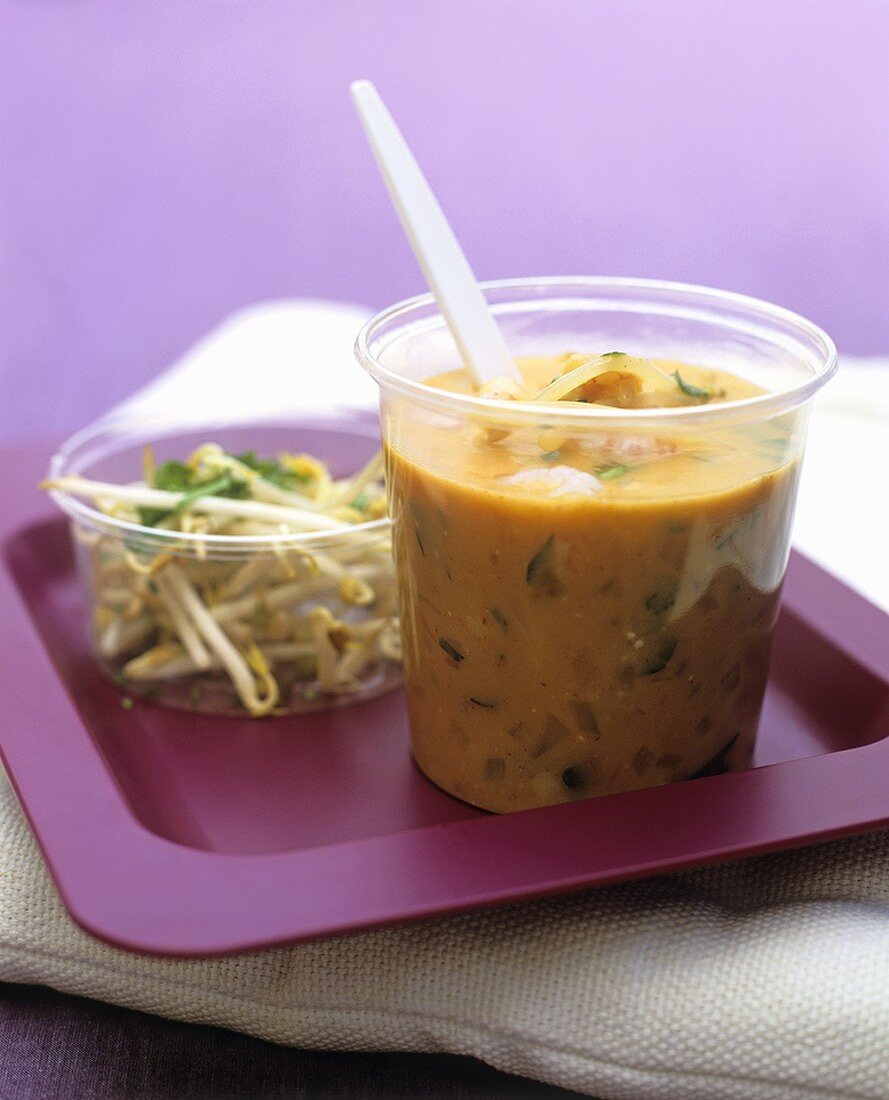 Laksa (Asiatische Suppe mit Glasnudeln, Garnelen & Sprossen)